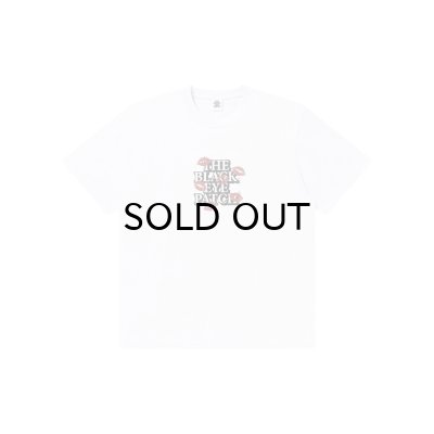 画像1: BLACK EYE PATCH (KISSES ON OG LABEL TEE) WHITE
