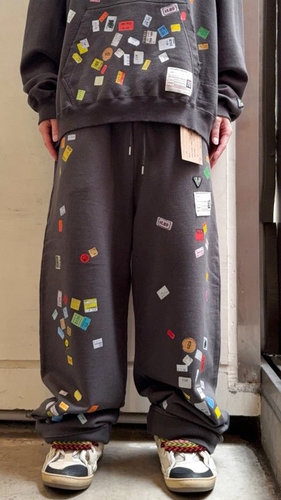 画像3: Maison MIHARA YASUHIRO (Price Tag Sticker Printed Sweat Pants) BLACK