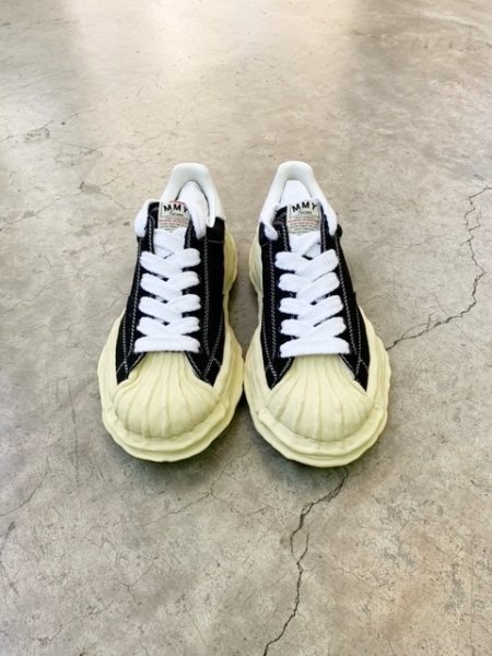 画像2: Maison MIHARA YASUHIRO ("BLAKEY" VINTAGE COLOR SOLE CANVAS LOW-TOP SNEAKER) BLACK (2)