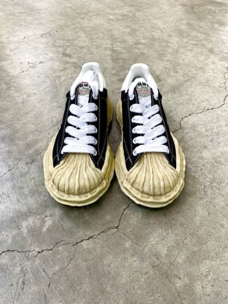 画像2: Maison MIHARA YASUHIRO ("BLAKEY" DYED SOLE CANVAS LOW-TOP SNEAKER) BLACK (2)