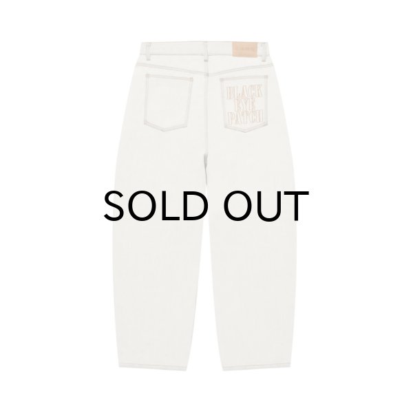 画像1: BLACK EYE PATCH (STENCIL LOGO EXTRA BAGGY JEANS) DUST WHITE (1)